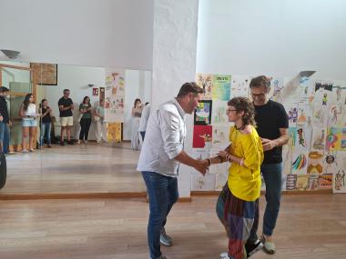 El batle i el delegat de Política Lingüística amb l'autor del cartell guanyador d'enguany. 