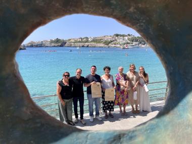 La presentació del cicle s'ha fet davant la nova escultura, instal·lada a les Coves Blanques. 