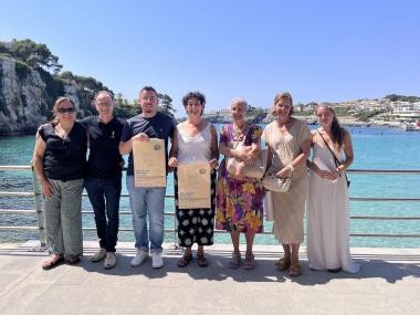 La presentació del cicle s'ha fet davant la nova escultura, instal·lada a les Coves Blanques. 
