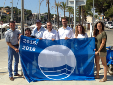 La bandera blava ja oneja al port de Portocristo