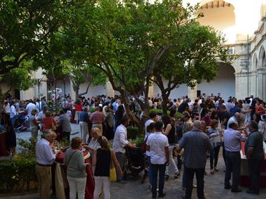 El XIV Tast de Vins de la DO Pla i Llevant de Fires i Festes du la millor oferta dels cellers de la comarca al claustre de Sant Vicenç