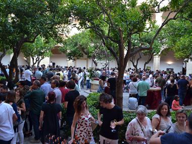 El XIV Tast de Vins de la DO Pla i Llevant de Fires i Festes du la millor oferta dels cellers de la comarca al claustre de Sant Vicenç