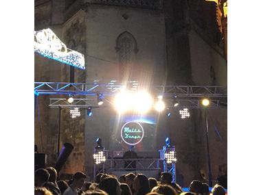 Una multitudinària festa de nit de Cap d’Any dona la benvinguda al 2018 des dels peus del campanar