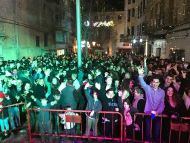 Una multitudinària festa de nit de Cap d’Any dona la benvinguda al 2018 des dels peus del campanar
