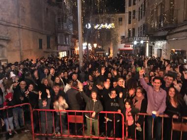 Una multitudinària festa de nit de Cap d’Any dona la benvinguda al 2018 des dels peus del campanar