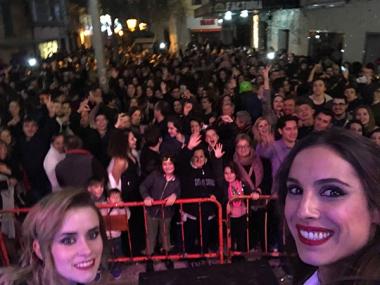 Una multitudinària festa de nit de Cap d’Any dona la benvinguda al 2018 des dels peus del campanar