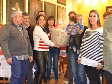 El concurs de fotos ‘Felicita per Nadal de Cor’ entrega una panera de més de 300 euros i obsequis als 10 finalistes El concurs de fotos ‘Felicita per Nadal de Cor’ entrega una panera de més de 300 euros i obsequis als 10 finalistes