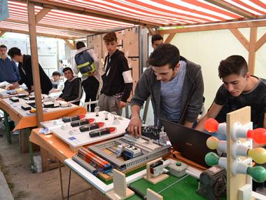 Més de 1.200 alumnes de tota la comarca assisteixen a la Fira que mostra les possibilitats de la Formació Professional Més de 1.200 alumnes de tota la comarca assisteixen a la Fira que mostra les possibilitats de la Formació Professional
