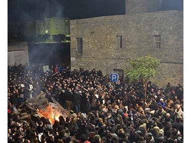 Una multitud fa ressonar els goigs de Sant Antoni i les ganes de festa arran del foc a la plaça de la Concòrdia