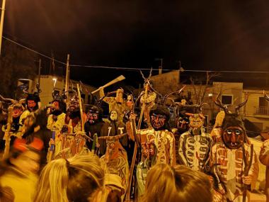 Una torrada i la X Trobada de dimonis de s'Illot cremen la metxa final de les festes de Sant Antoni