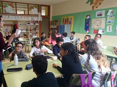Prop de 300 escolars participen en el taller Desembossa’t, que mostra l’impacte dels plàstics sobre el medi ambient