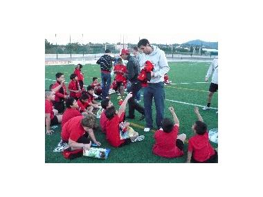 Els jugadors del Reial Mallorca visiten els nins que participen en l'Escola Esportiva Reial Mallorca a Manacor.