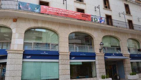 Manacor se suma al reconeixement mundial a Rafel Nadal amb una pancarta que penja de la façana de l’Ajuntament