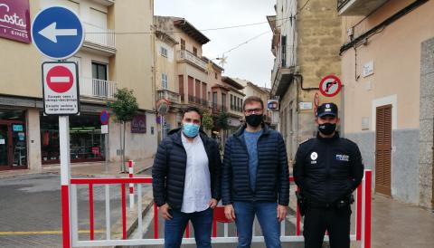 El batle, Miquel Oliver, amb el delegat de Medi Ambient i Mobilitat, Sebastià Llodrà, i el subinspector de la Policia Local, Miguel Febrer. 
