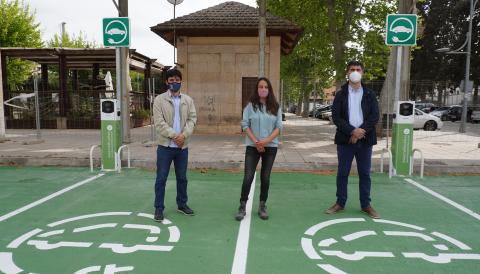 Sebastià Nadal, Cristina Capó i Francesc Grimalt davant els nous punts de càrrega de vehicles elèctrics. 