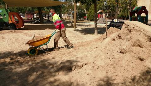 S'han reposat 20 tones d'arena al Parc Municipal. 
