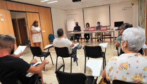 A la reunió amb els representants dels comerciants, Piñol ha explicat la iniciativa. 