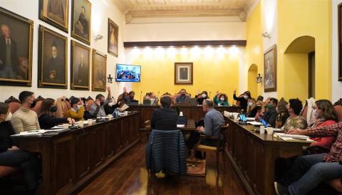 Els membres de l'equip de govern voten l'aprovació inicial dels Pressuposts municipals de 2022. 