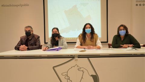 La delegada d'Urbanisme i Patrimoni, Núria Hinojosa, acompanyada de Magdalena Salas, Mar Badia i Antoni Sureda. 
