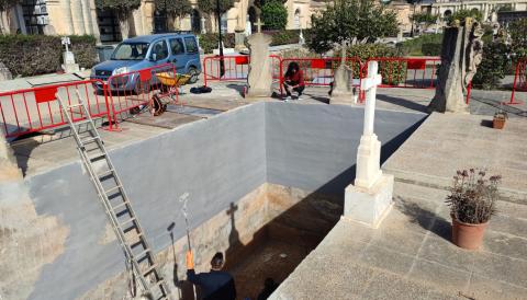 Els treballadors municipals de la Delegació de Cementiris han aplicat una protecció de cautxú a les parets de les zones excavades.