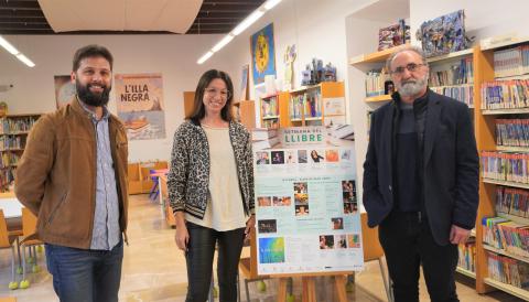 El delegat de Cultura, Mateu Marcé; la tècnica de la Biblioteca de Manacor, Margalida Pascual; i el director del Servei de Biblioteques de Manacor, Antoni Ferrer, durant la presentació de la Setmana del Llibre 2022. 