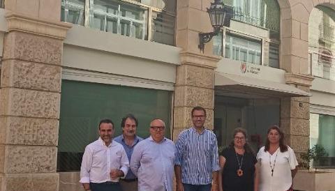 El batle de Manacor, Miquel Oliver, amb la delegada de Comerç, Maria Antònia Truyols, el president de la Cambra de Comerç de Mallorca, Antoni Mercant, i altres representants. 