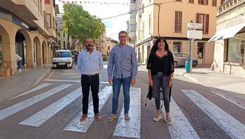 El batle de Manacor, Miquel Oliver, amb la delegada d'Urbanisme, Núria Hinojosa, i el director de l'execució de l'obra, Antoni Puerto. 
