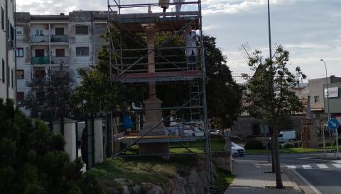 Restauració de la creu dedicada a mossèn Baltasar Pinya. 