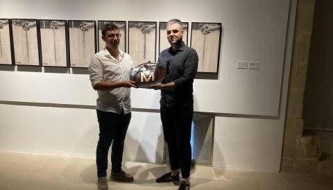 El delegat de Cultura, Ferran Montero, amb Alan Carrasco, guanyador del XXVI Premi Ciutat de Manacor d'Arts Plàstiques. 