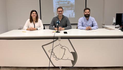 El batle de Manacor, Miquel Oliver; amb el delegat de Mobilitat, Mateu Marcé; i la delegada de Comerç, Paula Asegurado, aquest divendres en roda de premsa. 