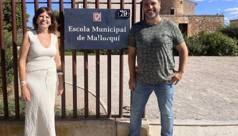 La directora de l'EMM, Margalida Rosselló, i el delegat de Política Lingüística, Sebastià Llodrà, en un dels bars on s'ha començat a repartir el calendari. 