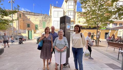 La família Ginard, davant el nou tòtem instal·lat. 