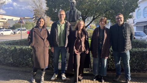 Presentació de l'homenatge a Antoni Mus, davant el bust a la plaça que té dedicada a Manacor