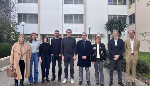  la visita del conseller d’Educació, Antoni Vera, a diversos centres educatius del municipi, en què ha estat acompanyat pel batle, Miquel Oliver; la delegada d’Educació, Carme Gomila.
