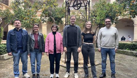 Joves de Mallorca per la Llengua i els representants de l'Ajuntament de Manacor, encapçalats pel batle Oliver. 