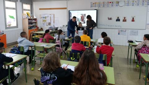 L’Escola Municipal de Mallorquí dedica el calendari 2026 als embarbussaments i el fa arribar a totes les escoles del municipi