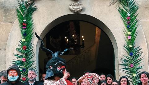 Dol i respecte en memòria de Miguel Ángel Florez davant la Sala. 