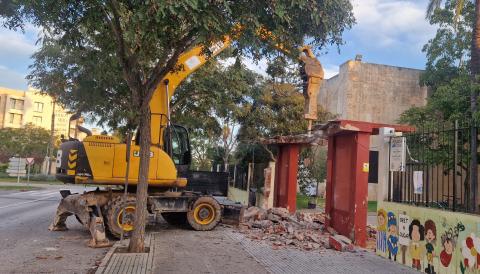 Demolició de la marquesina d'accés al Parc Municipal 