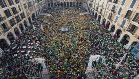 El Correllengua 2024 va aplegar desenes de milers de persones a la plaça Major de Palma. Fotografia: Isaac Buj. 