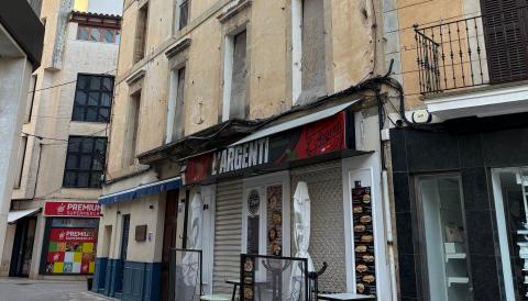 L'edifici situat al carrer Alexandre Rosselló, 7 té dos locals comercials a la planta baixa. 