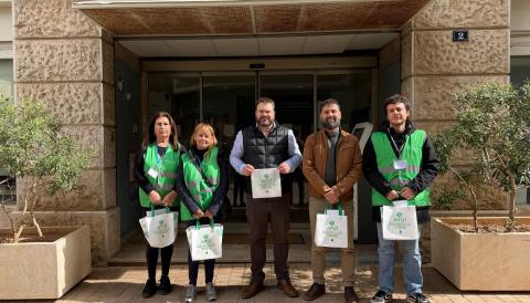 El delegat de Medi Ambient, Mateu Marcé, amb els representants d'Ecovidrio. 