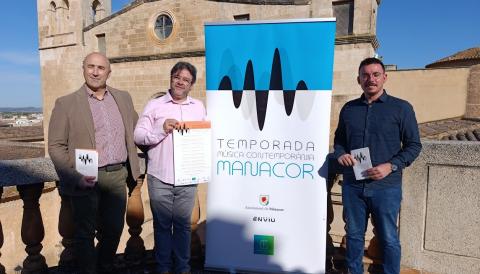 El delegat de Cultura, Ferran Montero, amb el director de la Temporada, Xavier Gelabert, i un dels patrocinadors del festival, Antoni Cabot. 