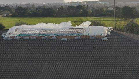 El fort vent ha aixecat la solució provisional. 