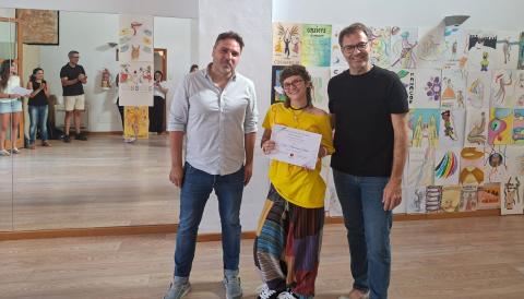 El batle i el delegat de Política Lingüística amb l'autor del cartell guanyador d'enguany. 