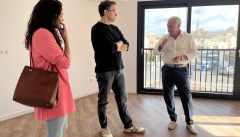 El batle de Manacor, Miquel Oliver, i la delegada d'Urbanisme, amb el promotor, en el moment de la recepció del pis. 