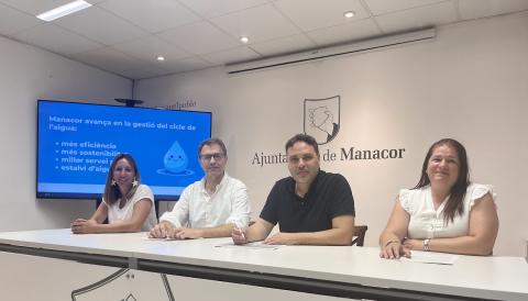 El batle de Manacor, Miquel Oliver; amb el president de la SAM, Sebastià Llodrà; la vicepresidenta, Maria del Mar Nicolau; i la treballadora, Neus Melis. 