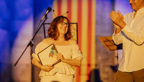Rosa Sunyer, amb l'obsequi, devora el batle Miquel Oliver. 