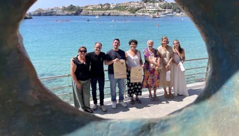 La presentació del cicle s'ha fet davant la nova escultura, instal·lada a les Coves Blanques. 