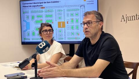 Miquel Oliver i Joana Maria Llull en roda de premsa. 