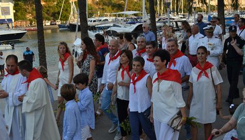 La tradició més marinera de Porto Cristo surt a nevegar per la badia amb la processó de les barques